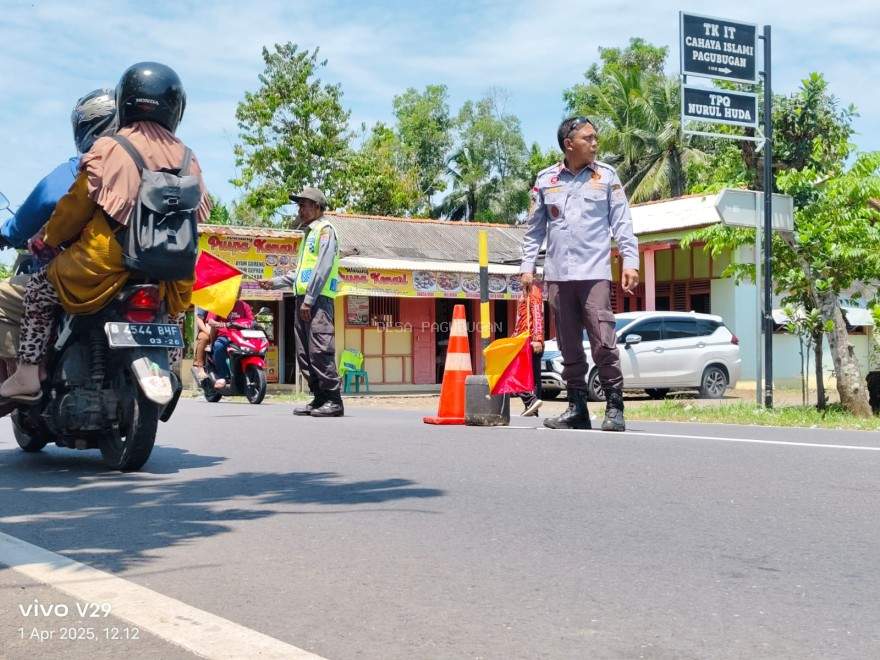 PENGAMANAN JALAN RAYA PEREMPATAN KENARI DALAM RANGKA LIBUR LEBARAN